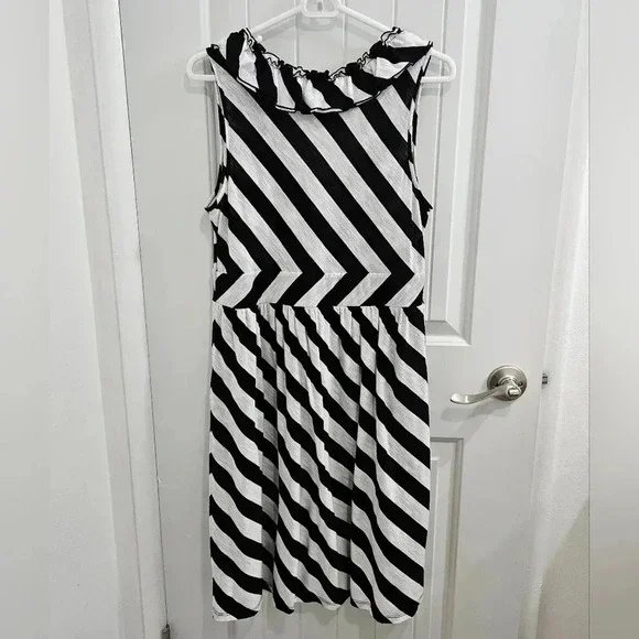 INC International Concepts Black and White Stripe Knee Length Dress - Size 1X - Picture 6 of 10